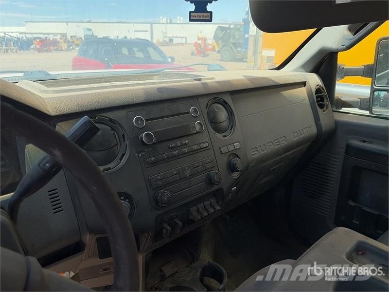 Ford F-550 XL 4x4 Extended Cab Cab and Chassis Cabinas e interior