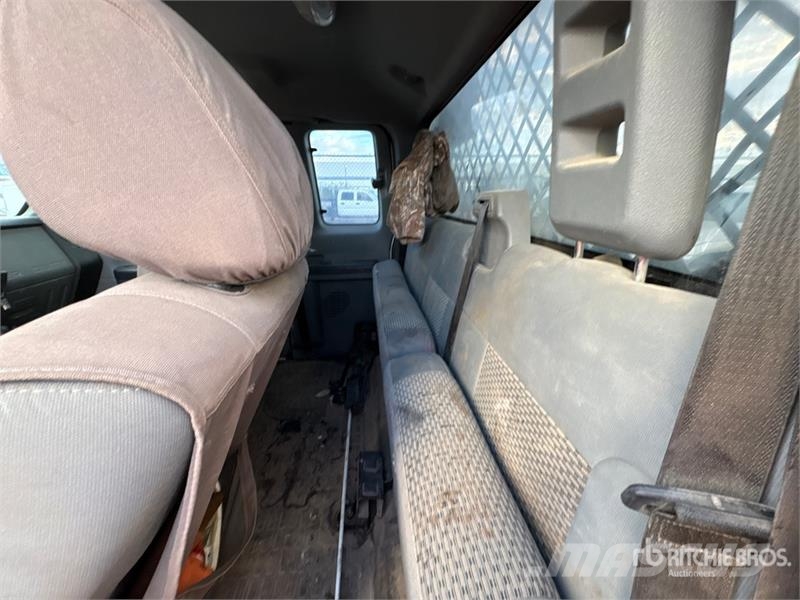 Ford F-550 XL 4x4 Extended Cab Flatbed Truck Tovornjaki s kesonom/platojem