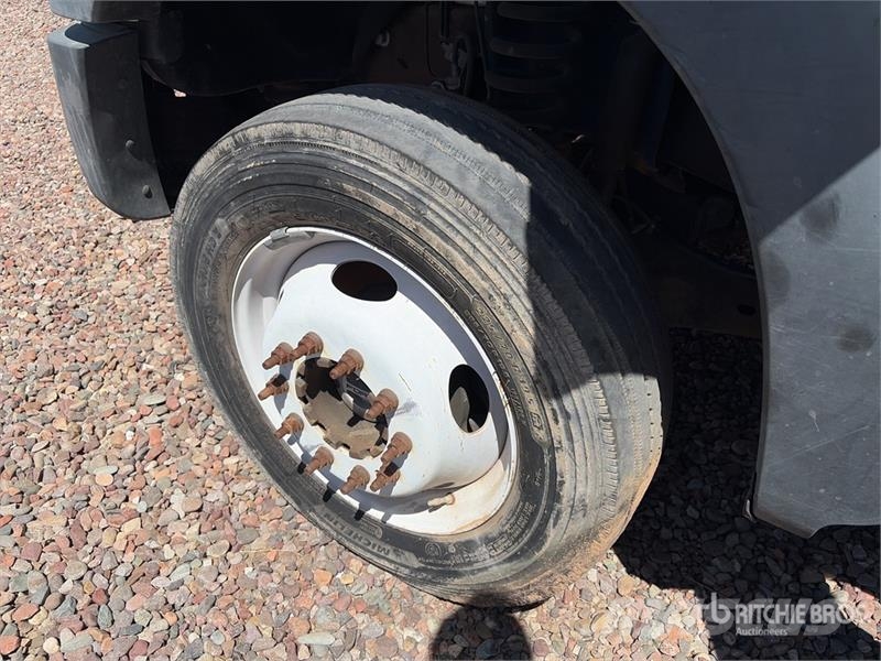 Ford F-550 XL 4x4 Extended Cab Cab and Chassis Cabinas e interior