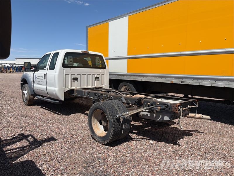 Ford F-550 XL 4x4 Extended Cab Cab and Chassis Cabinas e interior