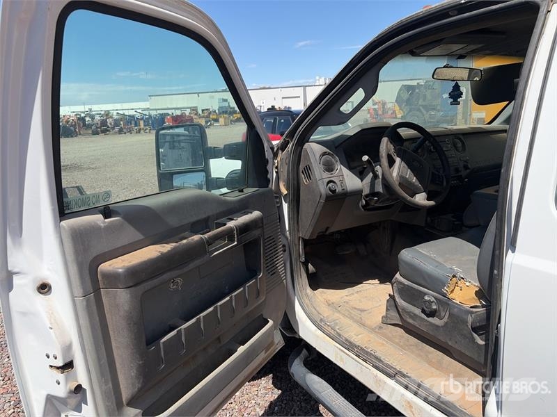 Ford F-550 XL 4x4 Extended Cab Cab and Chassis Cabinas e interior
