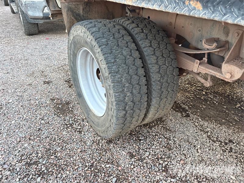 Ford F-550 XL 4x4 Extended Cab Flatbed Truck Tovornjaki s kesonom/platojem