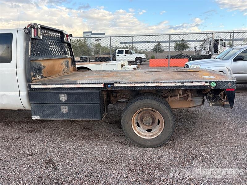 Ford F-550 XL 4x4 Extended Cab Flatbed Truck Tovornjaki s kesonom/platojem