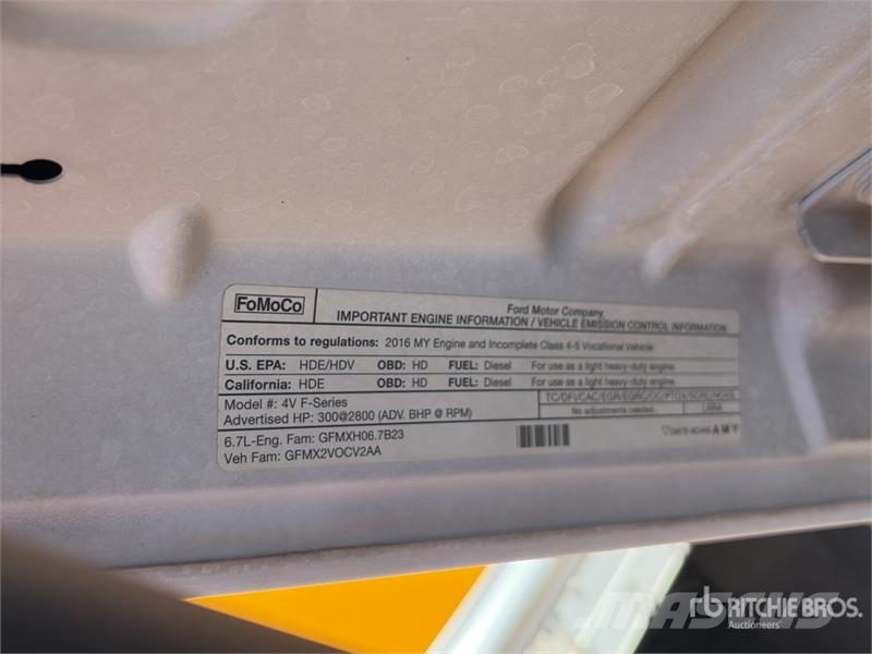 Ford F-550 XL 4x4 Extended Cab Cab and Chassis Cabinas e interior