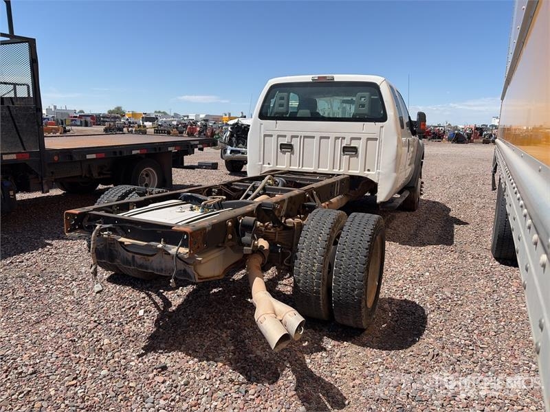 Ford F-550 XL 4x4 Extended Cab Cab and Chassis Cabinas e interior