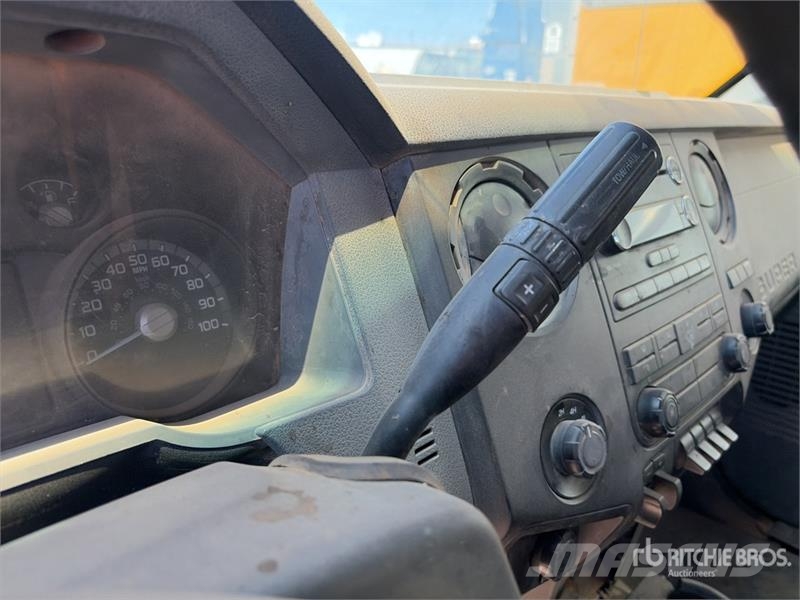 Ford F-550 XL 4x4 Extended Cab Cab and Chassis Cabinas e interior