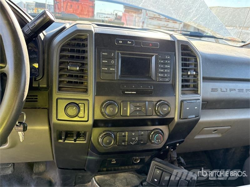 Ford F-550 XL 4x4 Extended Cab Utility Truck Prekucniki