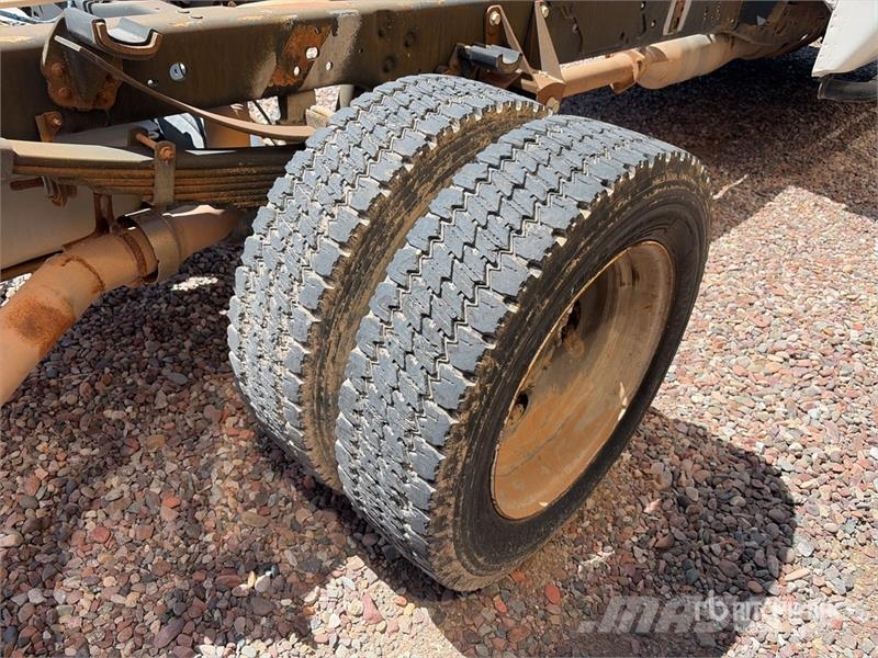 Ford F-550 XL 4x4 Extended Cab Cab and Chassis Cabinas e interior