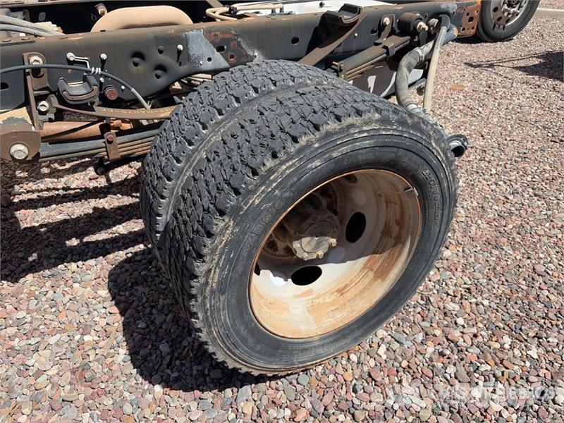 Ford F-550 XL 4x4 Extended Cab Cab and Chassis Cabinas e interior