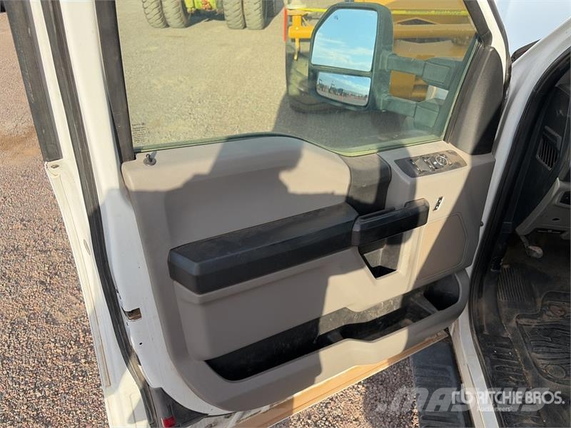 Ford F-550 XL 4x4 Extended Cab Cab and Chassis Kabinen