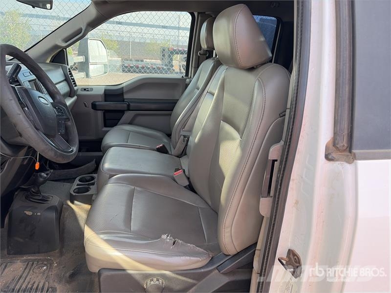 Ford F-550 XL 4x4 Extended Cab Cab and Chassis Kabinen