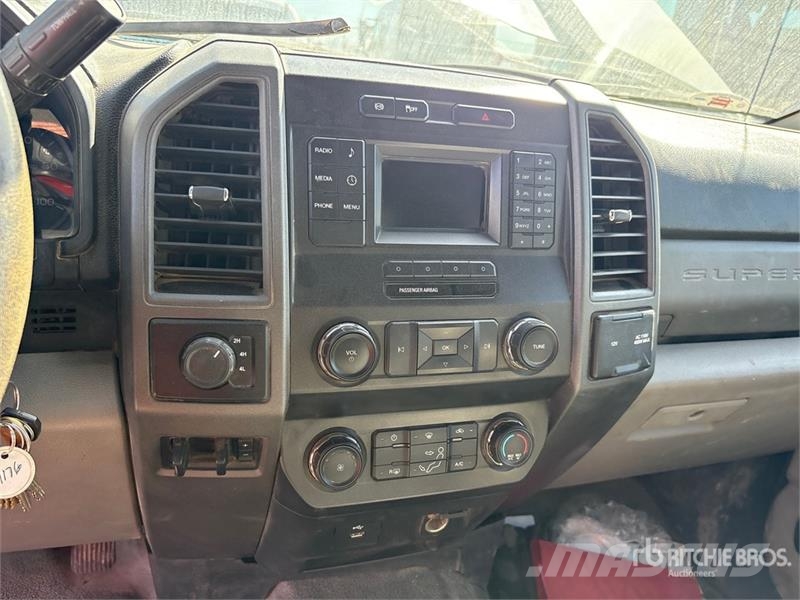 Ford F-550 XL 4x4 Extended Cab Utility Truck Prekucniki