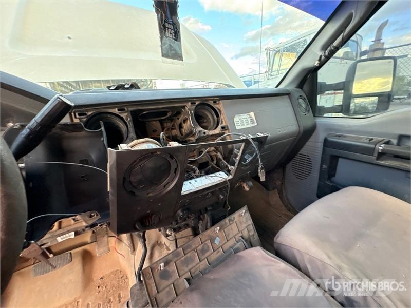Ford F-550 XL 4x4 Extended Cab Flatbed Truck Tovornjaki s kesonom/platojem