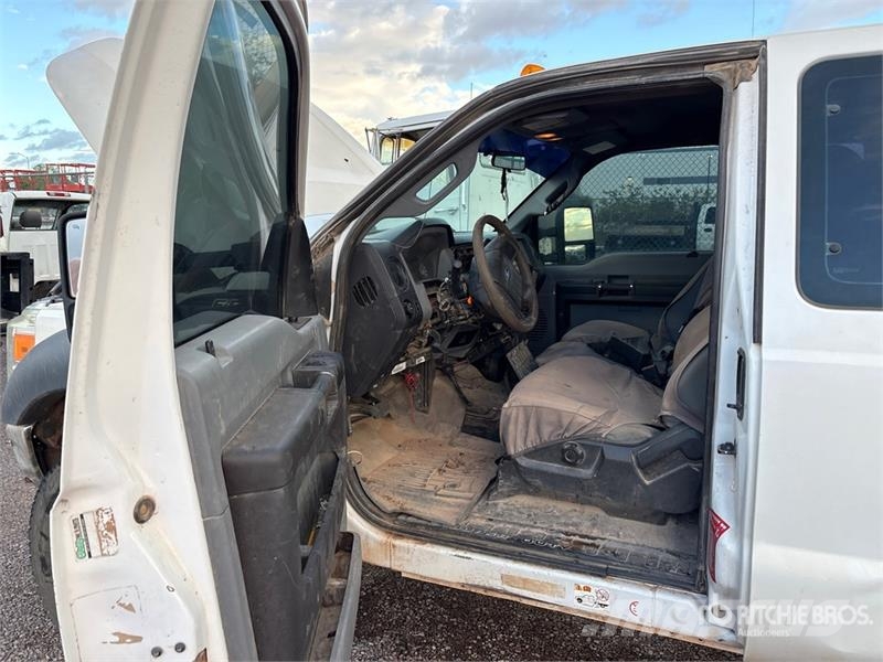 Ford F-550 XL 4x4 Extended Cab Flatbed Truck Tovornjaki s kesonom/platojem