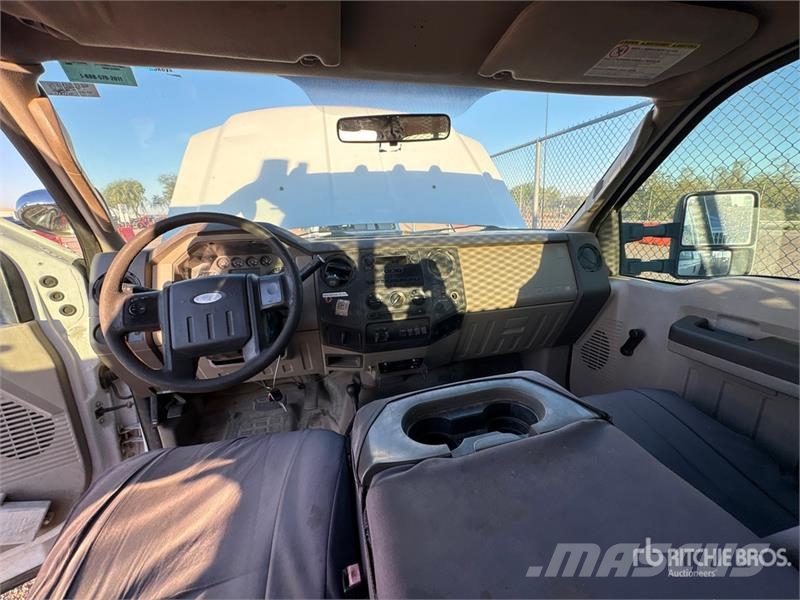 Ford F-550 XL 4x4 Extended Cab Flatbed Truck Tovornjaki s kesonom/platojem
