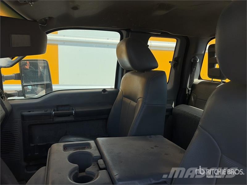 Ford F-550 XL 4x4 Extended Cab Cab and Chassis Cabinas e interior