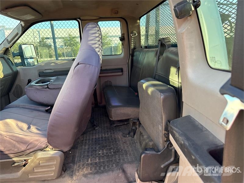 Ford F-550 XL 4x4 Extended Cab Flatbed Truck Tovornjaki s kesonom/platojem