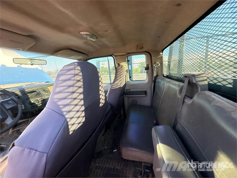 Ford F-550 XL 4x4 Extended Cab Flatbed Truck Tovornjaki s kesonom/platojem
