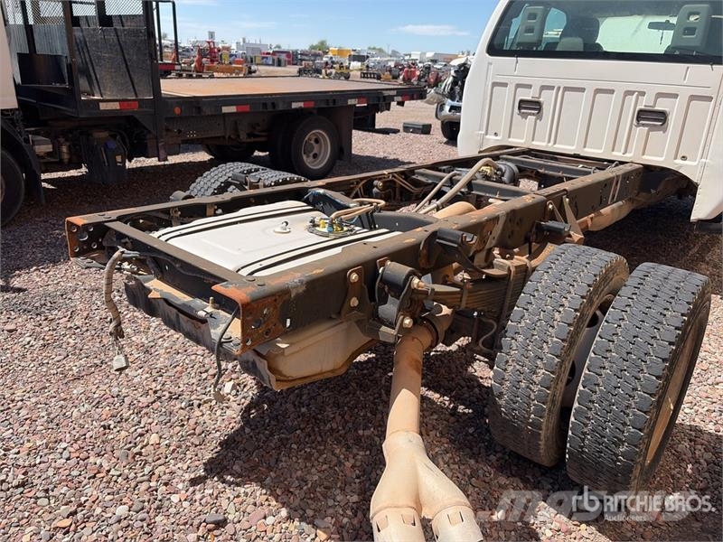 Ford F-550 XL 4x4 Extended Cab Cab and Chassis Cabinas e interior