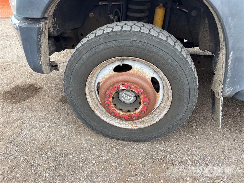 Ford F-550 XL 4x4 Flatbed Truck Kamioni sa otvorenim sandukom