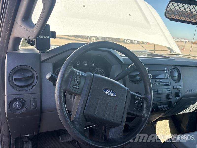 Ford F-550 XL 4x4 Flatbed Truck 平板式/側卸式卡車
