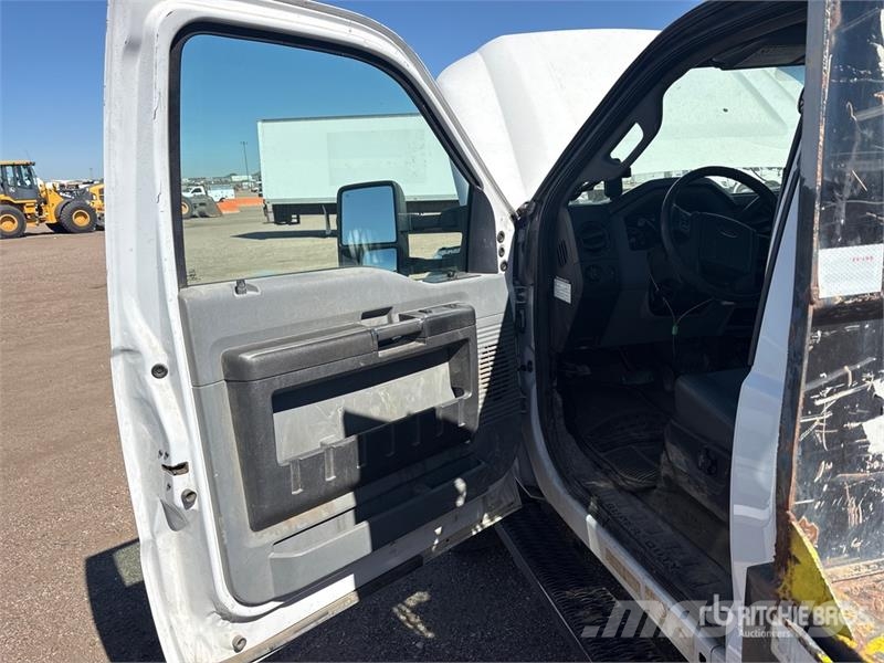 Ford F-550 XL 4x4 Flatbed Truck 平板式/側卸式卡車