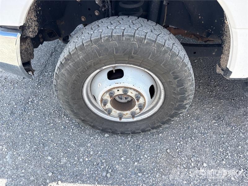 Ford F-550 XL 4x4 Flatbed Truck Kamioni sa otvorenim sandukom