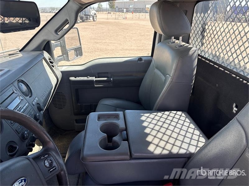 Ford F-550 XL 4x4 Flatbed Truck 平板式/側卸式卡車