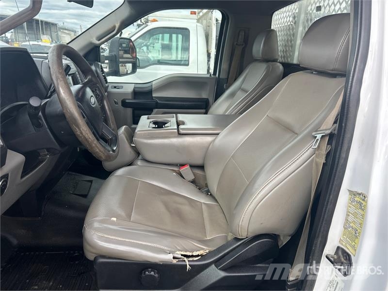 Ford F-550 XL 4x4 Utility Truck Vieglais kravas automobilis/izkraušana no sāniem