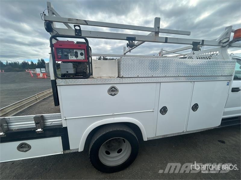 Ford F-550 XL 4x4 Utility Truck Vieglais kravas automobilis/izkraušana no sāniem