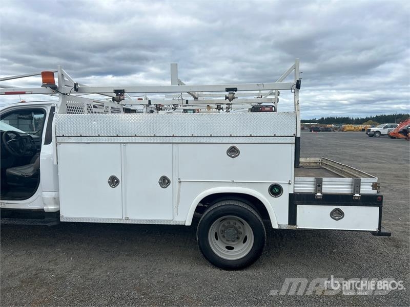Ford F-550 XL 4x4 Utility Truck Vieglais kravas automobilis/izkraušana no sāniem