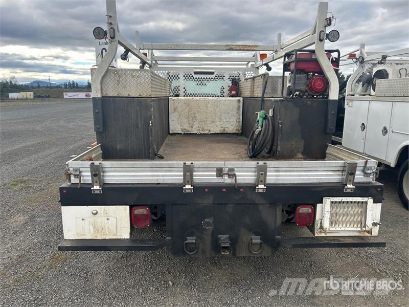 Ford F-550 XL 4x4 Utility Truck Vieglais kravas automobilis/izkraušana no sāniem