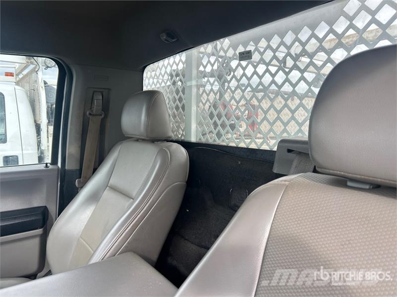 Ford F-550 XL 4x4 Utility Truck Vieglais kravas automobilis/izkraušana no sāniem