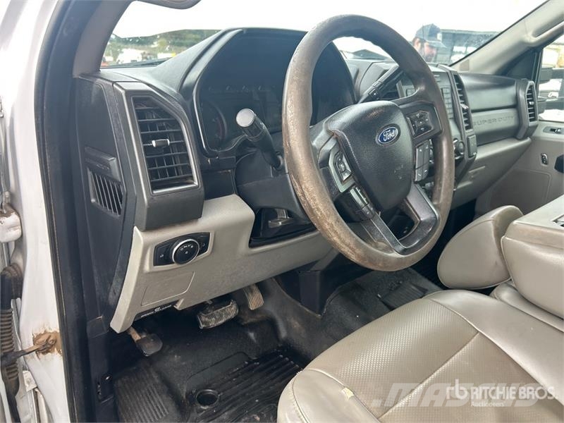 Ford F-550 XL 4x4 Utility Truck Vieglais kravas automobilis/izkraušana no sāniem