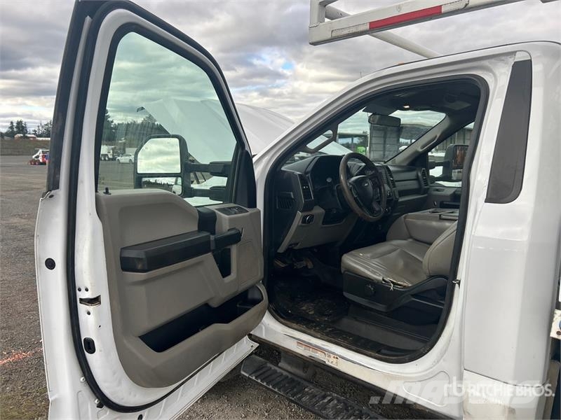 Ford F-550 XL 4x4 Utility Truck Vieglais kravas automobilis/izkraušana no sāniem