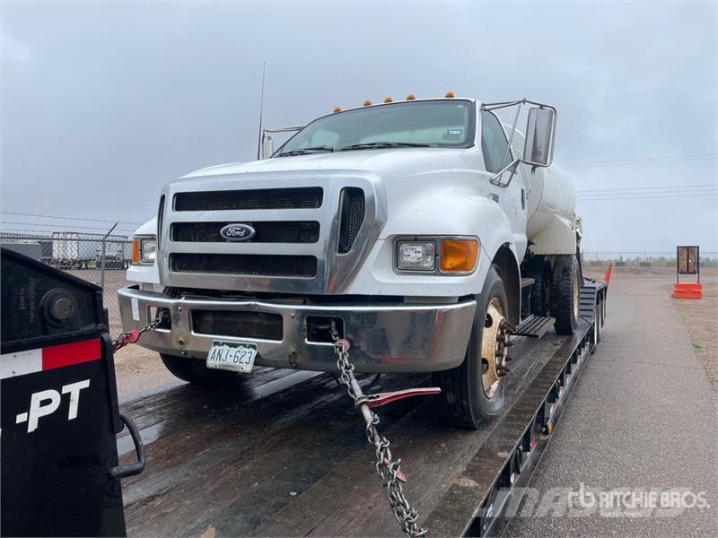 Ford F-650 2000 gal 4x2 Water Truck (Inoperable) Ūdens mašīnas