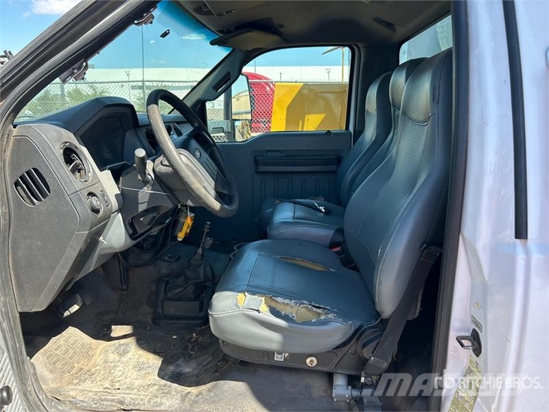 Ford F-650 4x2 Chipper Truck 碎木车