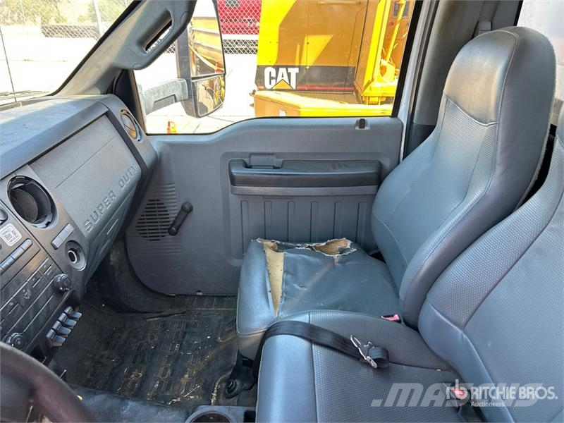 Ford F-650 4x2 Chipper Truck 碎木车