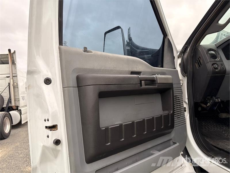 Ford F-650 4x2 Crew Cab Flatbed Truck Camiones de cama baja