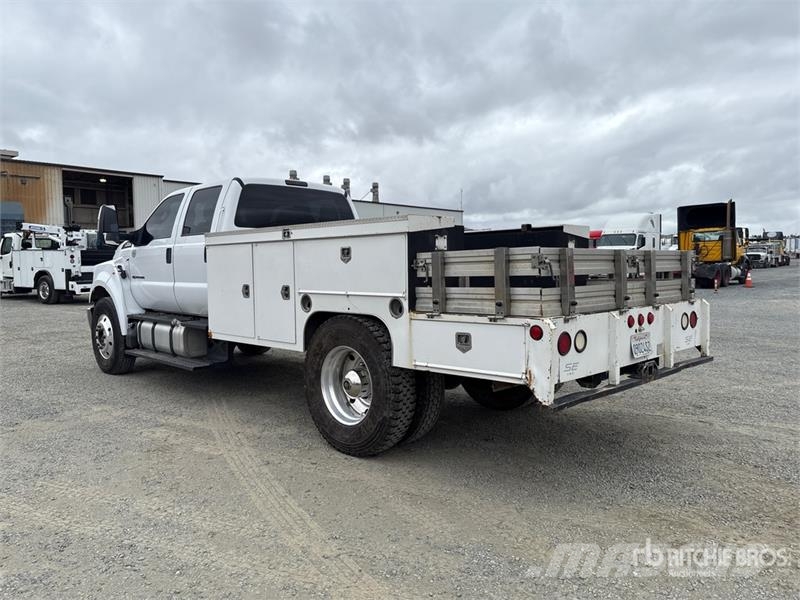 Ford F-650 4x2 Crew Cab Flatbed Truck Camiones de cama baja