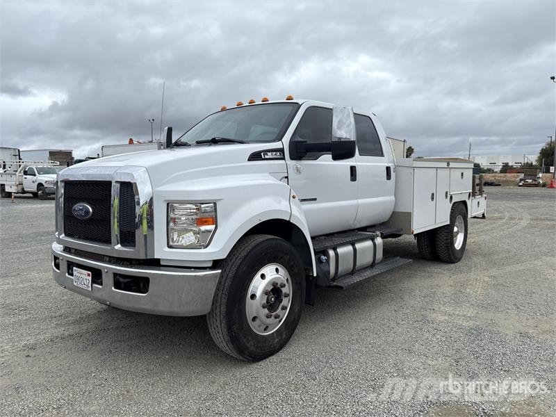 Ford F-650 4x2 Crew Cab Flatbed Truck Camiones de cama baja