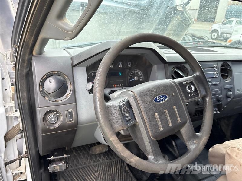 Ford F-650 4x2 Crew Cab Flatbed Truck Camiones de cama baja