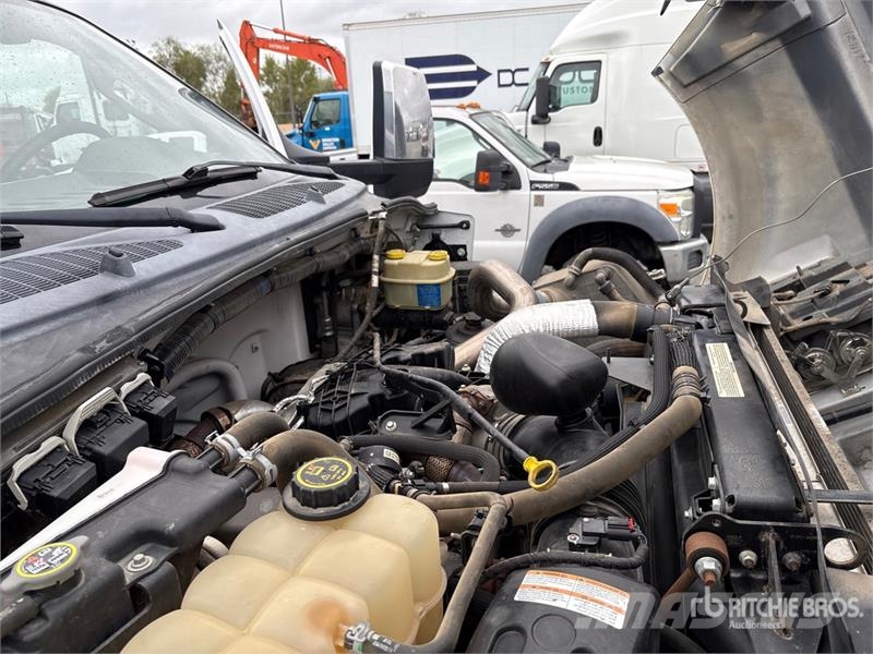 Ford F-650 4x2 Crew Cab Flatbed Truck Camiones de cama baja