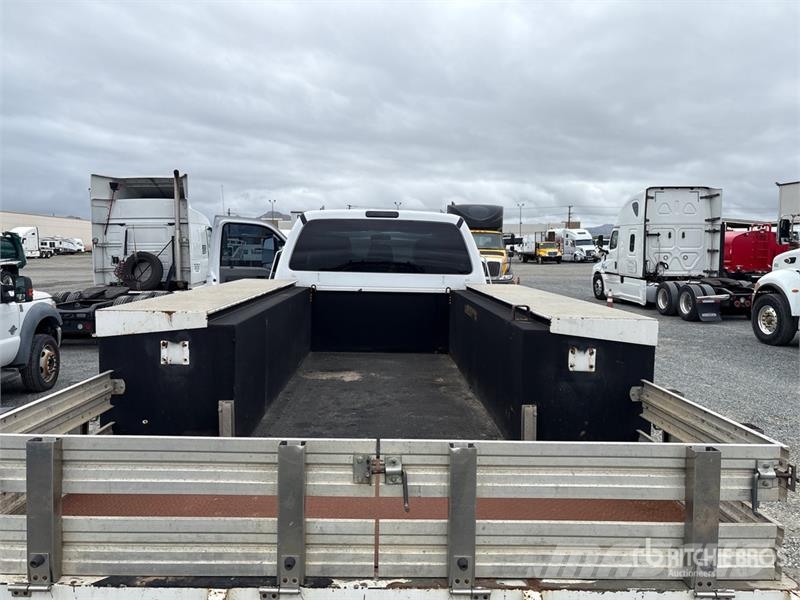 Ford F-650 4x2 Crew Cab Flatbed Truck Camiones de cama baja