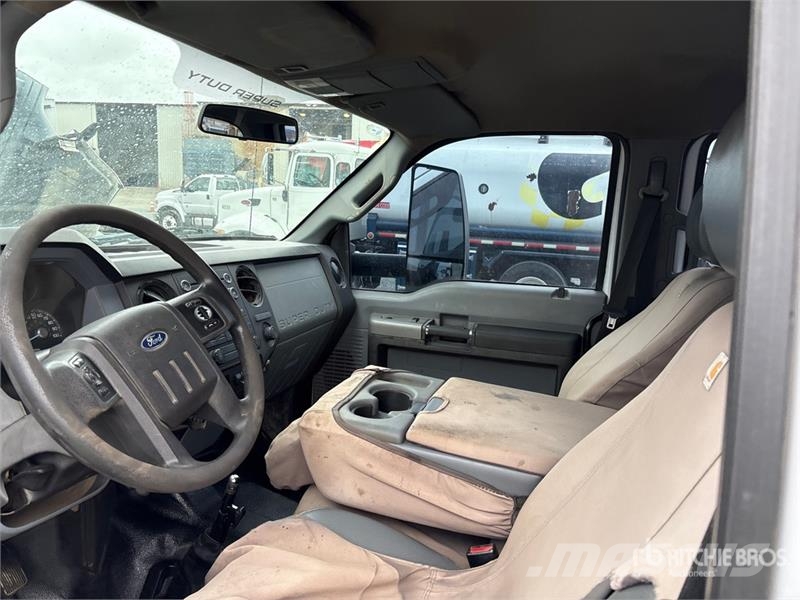 Ford F-650 4x2 Crew Cab Flatbed Truck Camiones de cama baja