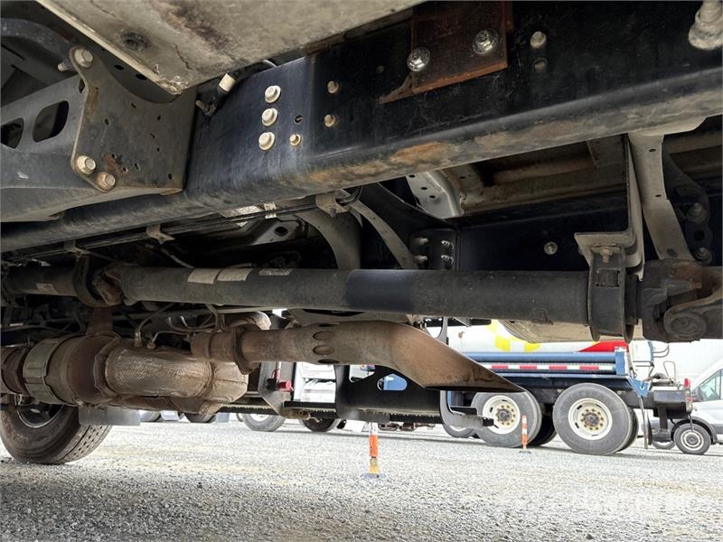 Ford F-650 4x2 Crew Cab Flatbed Truck Camiones de cama baja