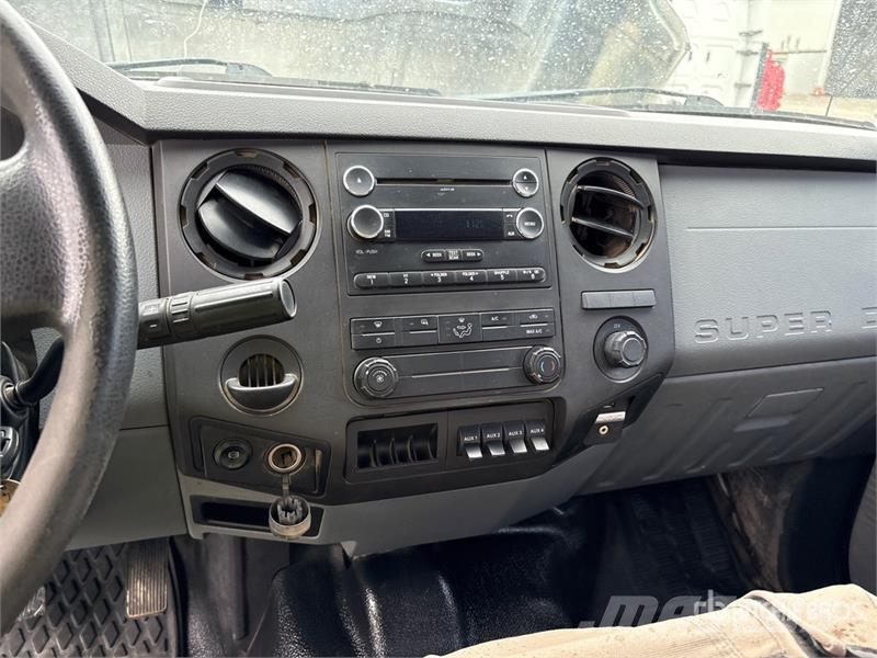 Ford F-650 4x2 Crew Cab Flatbed Truck Camiones de cama baja