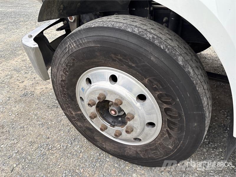 Ford F-650 4x2 Crew Cab Flatbed Truck Camiones de cama baja
