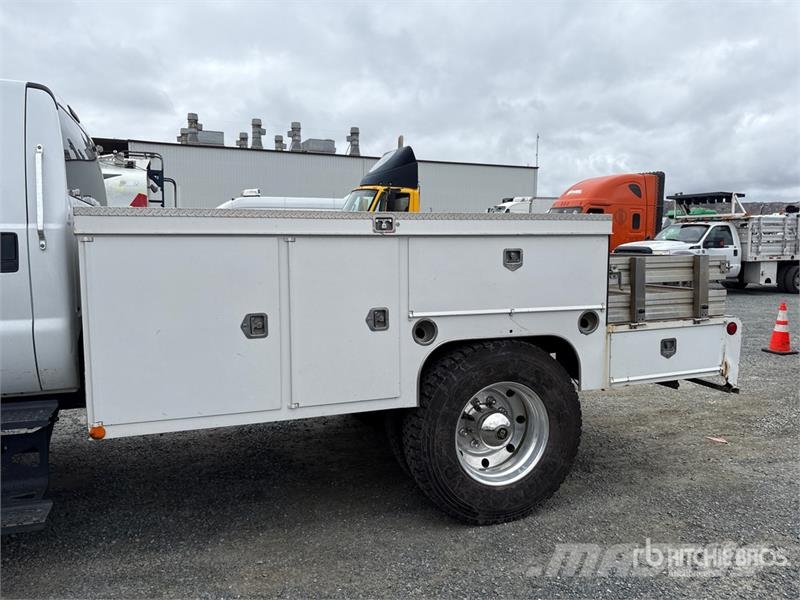 Ford F-650 4x2 Crew Cab Flatbed Truck Camiones de cama baja