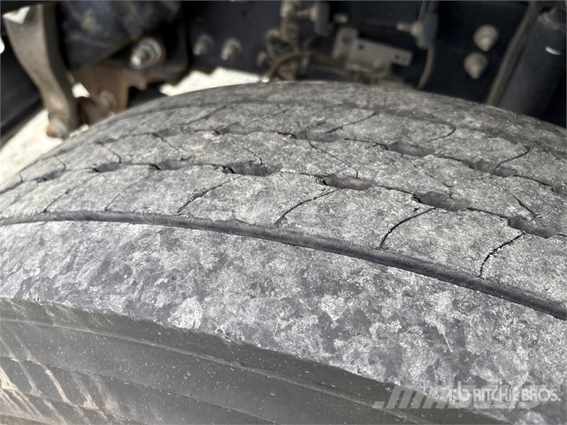 Ford F-650 4x2 Crew Cab Flatbed Truck Camiones de cama baja
